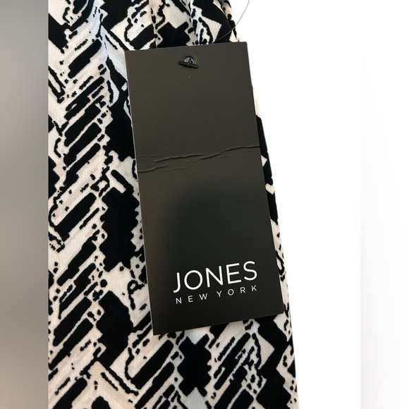 JONES‎ NEW YORK's Sleek Keyhole Top - Size (Small) - New With Tags! - Picture 4 of 10